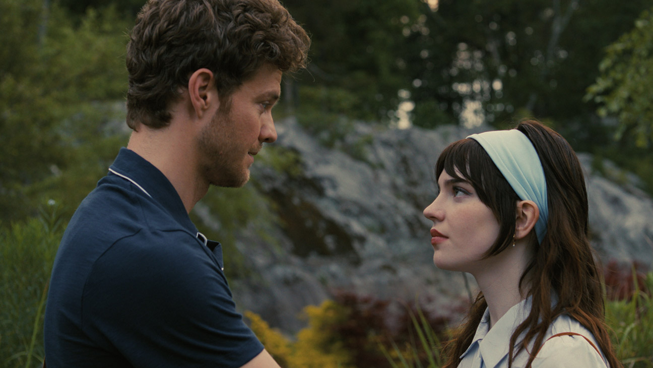 (L-R) Jack Quaid as Josh and Sophie Thatcher as Iris in New Line Cinema’s Companion, a Warner Bros. Pictures release.